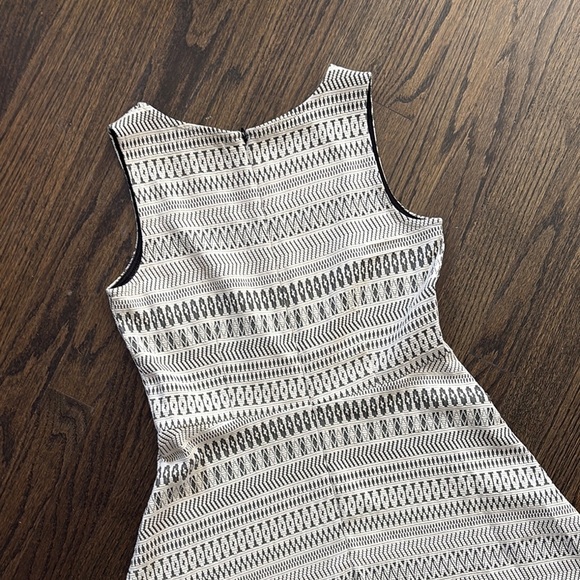 Black and White Patterned Sleeveless Dress by Banana Republic- size 2P - Picture 4 of 6